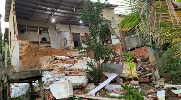 Casa desaba no bairro Jardim Primavera em Cruzeiro do Sul; engenheiro disse que não havia risco