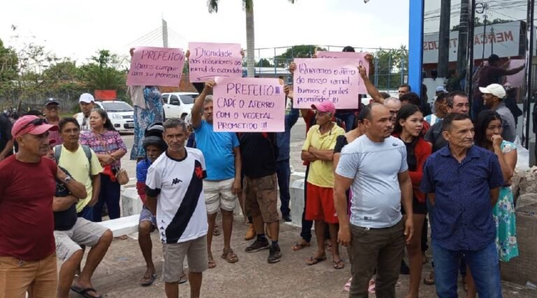 Moradores do Ramal do Escondido protestam em frente à prefeitura de Cruzeiro do Sul por melhorias nas vias