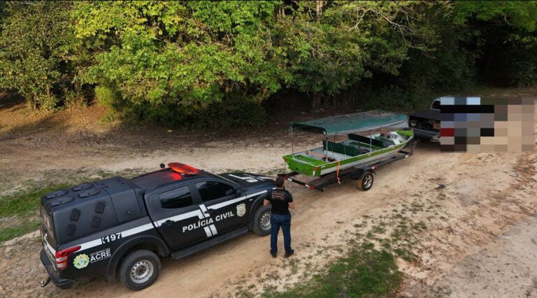 Polícia Civil recupera lancha furtada avaliada em R$ 25 mil em área de mata alagadiça em Cruzeiro do Sul