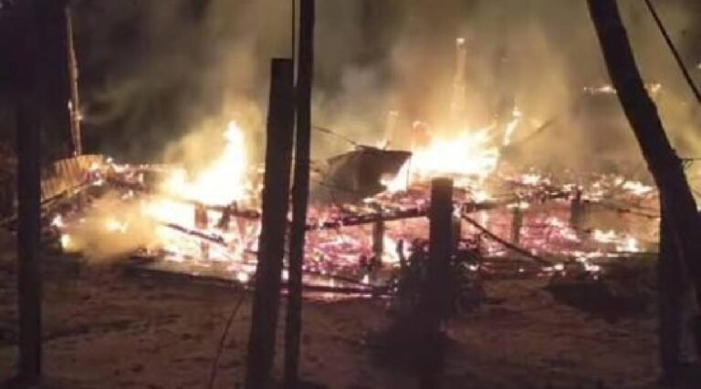 Família tem casa destruída por incêndio na descida do Batoque, em Mâncio Lima