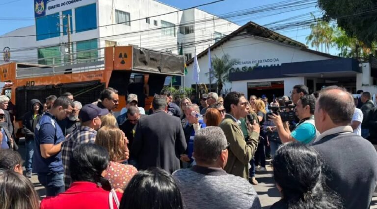 Servidores estaduais voltam a protestar, cobram reajuste e ameaçam greve se governo não negociar