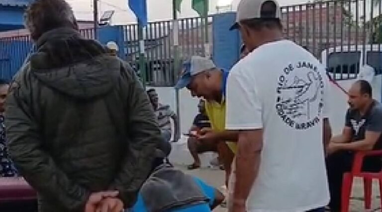 Moradores do Ramal do Escondido seguem acampados em frente à prefeitura de Cruzeiro do Sul após mais de 24 horas de manifestação