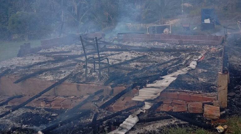 Incêndio destrói residência em Mâncio Lima e mobiliza mais de 3 mil litros de água no combate às chamas