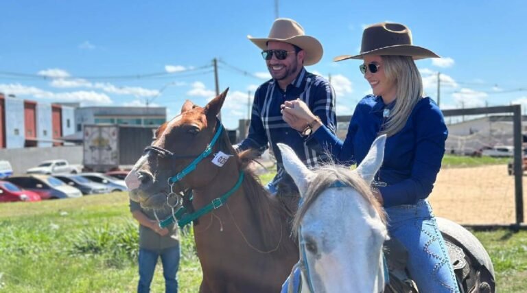 Gladson participa da cavalgada da Expoacre Juruá ao lado da namorada e do filho
