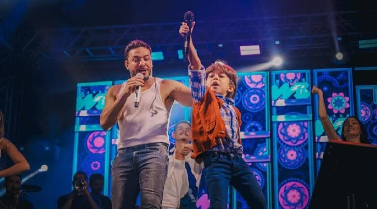 Com apenas 6 anos, fã mirim rouba a cena ao cantar com Wesley Safadão no encerramento da Expoacre Juruá