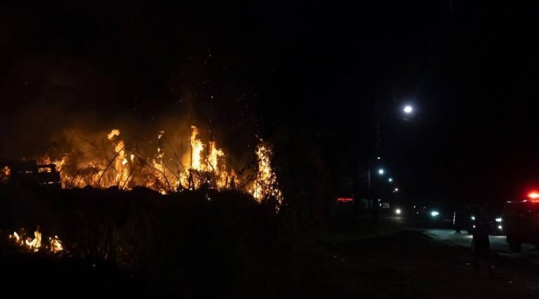 Bombeiros combatem incêndios de grande proporção em Cruzeiro do Sul e alertam para riscos no início do período de estiagem