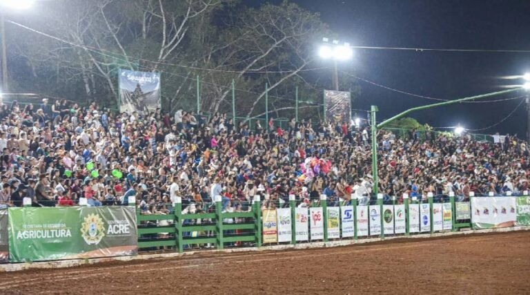 Mesmo com chuva, multidão acompanha abertura do rodeio na 50ª Expoacre