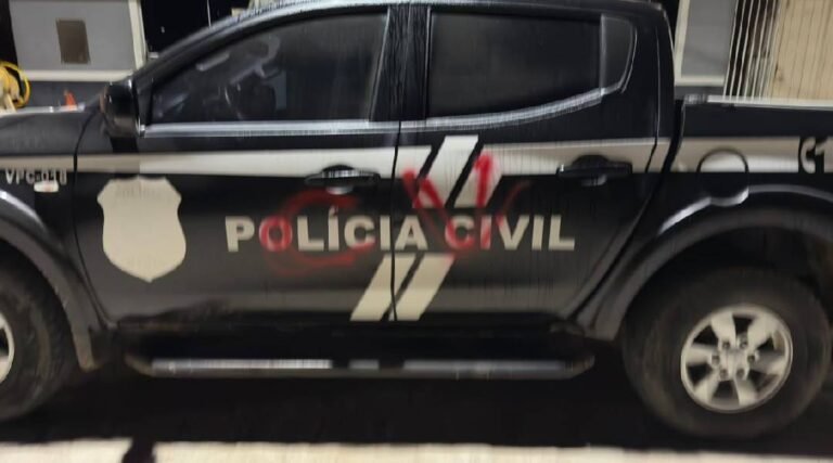 Viatura da Polícia Civil é pichada por grupo criminoso em Marechal Thaumaturgo e polícia investiga o caso