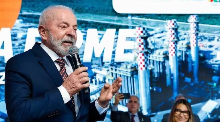 EUA endurecem com Brasil e impõem tarifa histórica; Lula busca contato direto com Trump