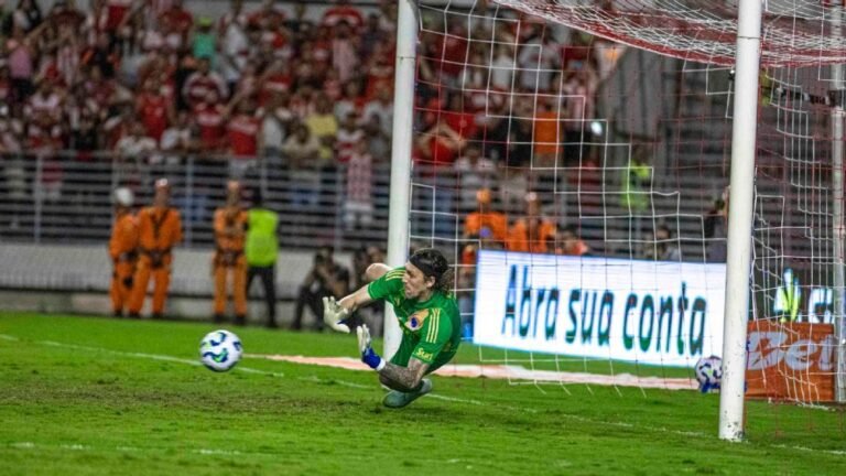 cruzeiro-ve-cassio-defender-penalti-no-fim,-vence-crb-e-se-classifica-na-copa-do-brasil