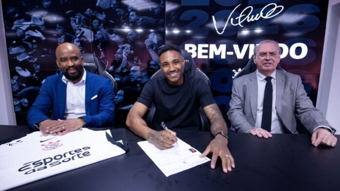 corinthians-anuncia-a-contratacao-do-atacante-vitinho,-ex-flamengo