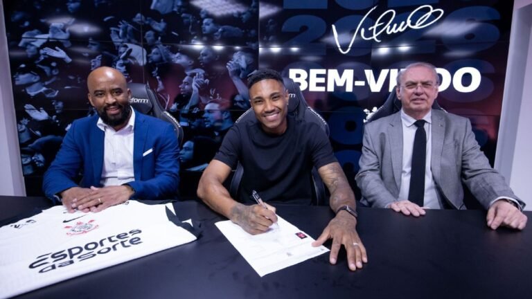 corinthians-anuncia-a-contratacao-do-atacante-vitinho,-ex-flamengo