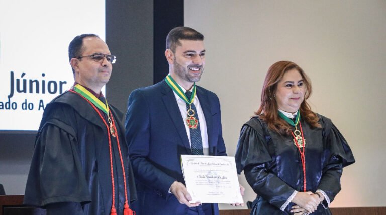 Presidente da Aleac, Nicolau Júnior, é homenageado na cerimônia de 50 anos do TRE-AC