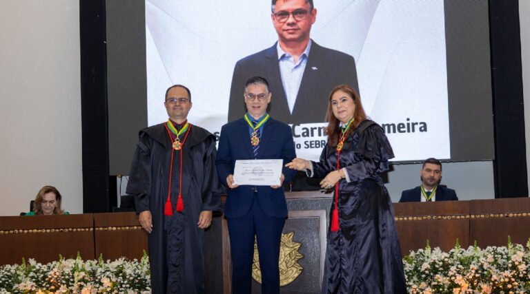 Diretor-superintendente do Sebrae, Marcos Lameira, recebe honraria em celebração aos 50 anos do TRE/AC