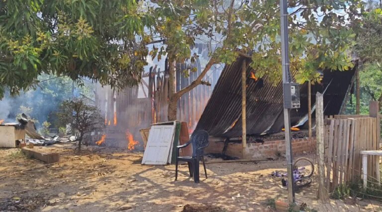 Mãe salva três filhos de incêndio que destruiu casa em Epitaciolândia