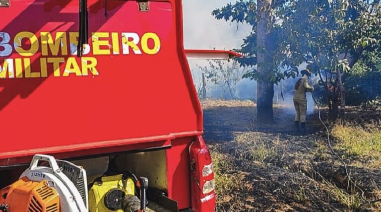Bombeiros controlam incêndio que ameaçava casas na comunidade Muniz, em Cruzeiro do Sul
