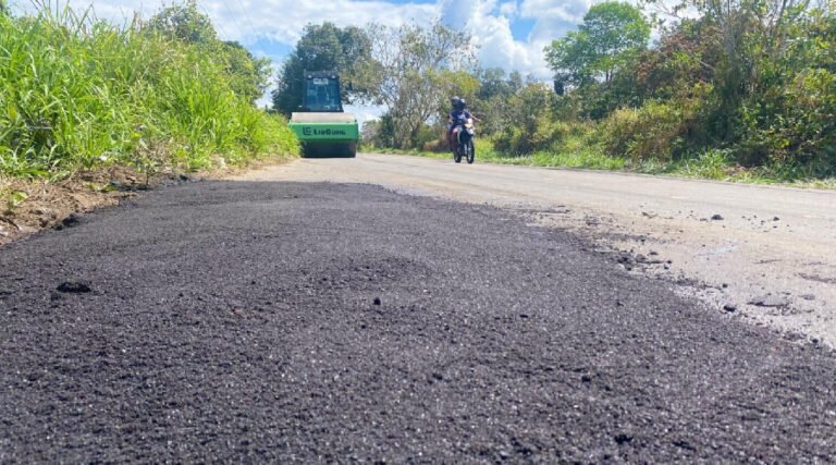 Manutenção na AC-198 melhora trafegabilidade entre Cruzeiro do Sul e Guajará