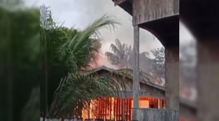 Incêndio destrói residência e vizinho salva idosa de 94 anos em Tarauacá