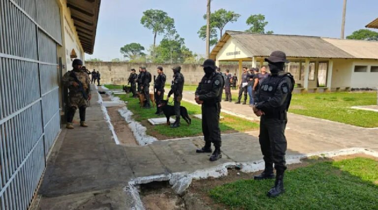 Briga em banho de sol deixa três detentos feridos em presídio do Acre; eles foram levados ao PS