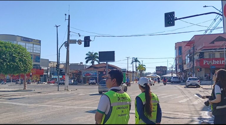 Equipe do Detran e Secretaria de Trânsito orientam motoristas sobre novo sistema semafórico em Cruzeiro do Sul