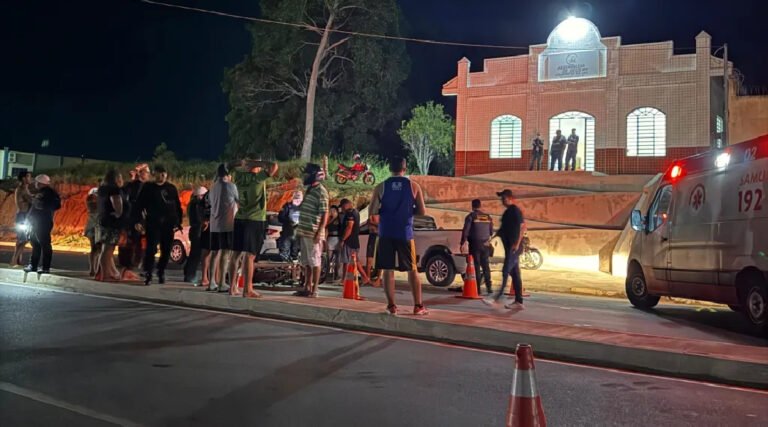 Acidente entre carro e motocicleta deixa vítima em estado grave na AC-405 em Cruzeiro do Sul