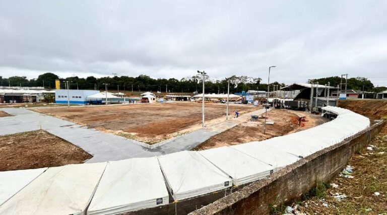 Estrutura do Festival da Farinha em Cruzeiro do Sul está sendo finalizada com palcos, áreas de alimentação e estacionamento para 900 veículos