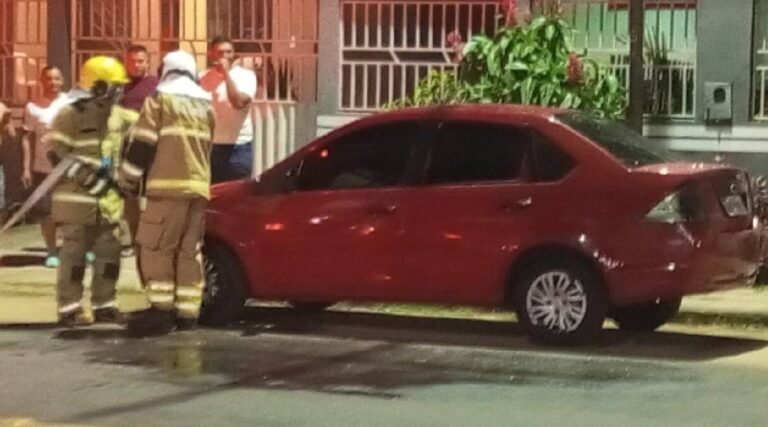 Princípio de incêndio em veículo é controlado pelo Corpo de Bombeiros no centro de Cruzeiro do Sul