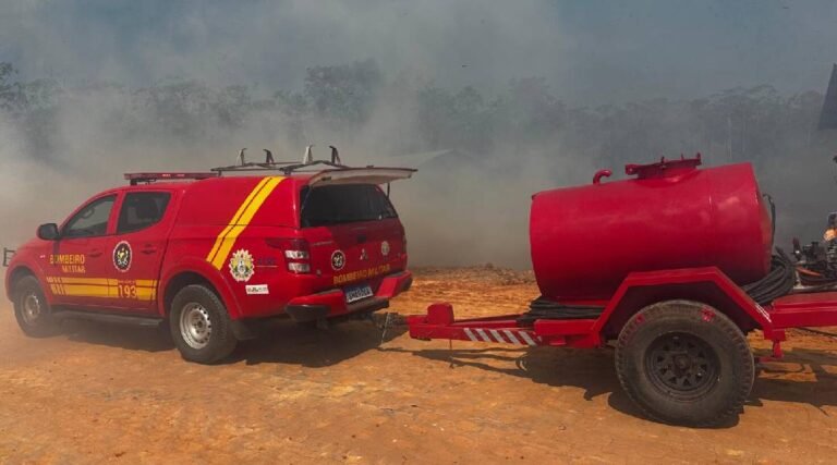 Bombeiros controlam incêndio em terreno que ameaçava residências em Cruzeiro do Sul