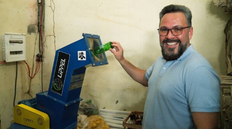 Senador Alan Rick se esbalda nas delícias do Festival da Farinha e recebe o carinho do povo