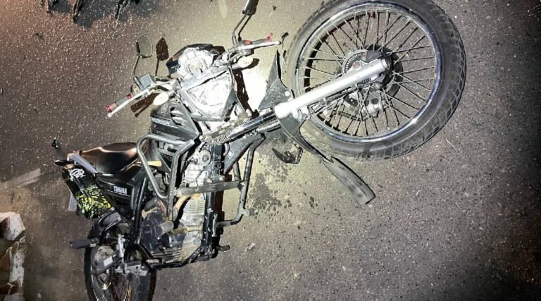 Motociclista fica ferido após colisão com carro que fugiu do local em Cruzeiro do Sul