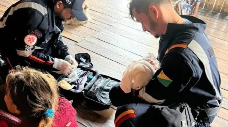 Helicóptero do Samu resgata mãe e bebê após parto em comunidade isolada de Tarauacá