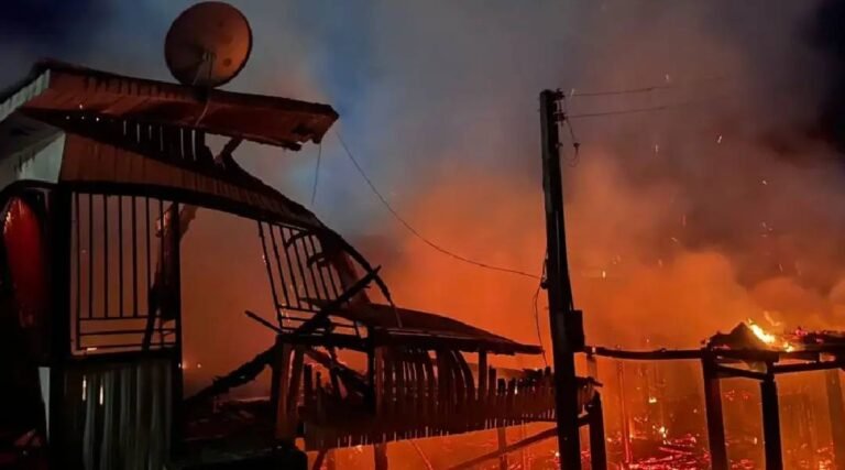 Famílias atingidas por incêndio em Tarauacá recebem apoio financeiro de R$ 10 mil