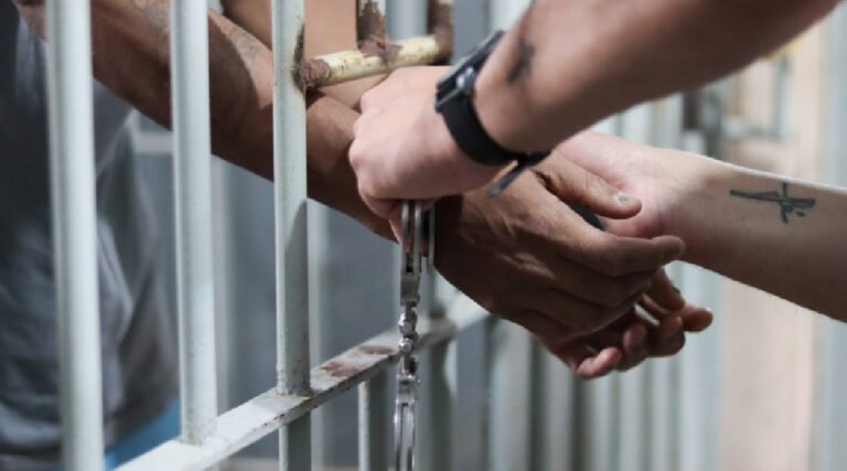Homem condenado a mais de 33 anos por estupro de enteada é preso enquanto trabalhava