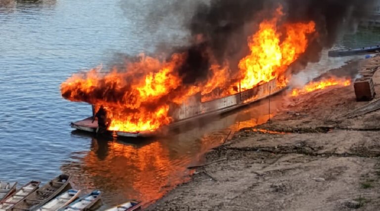 Incêndio em balsa em Porto Walter causa prejuízo superior a R$ 100 mil
