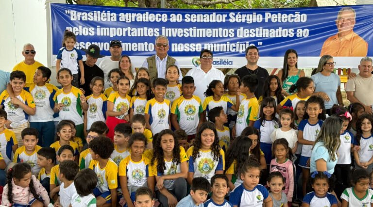 Senador Petecão garante Espaço Recreativo para a Escola Vitória Salvatierra Cesar em Brasiléia 