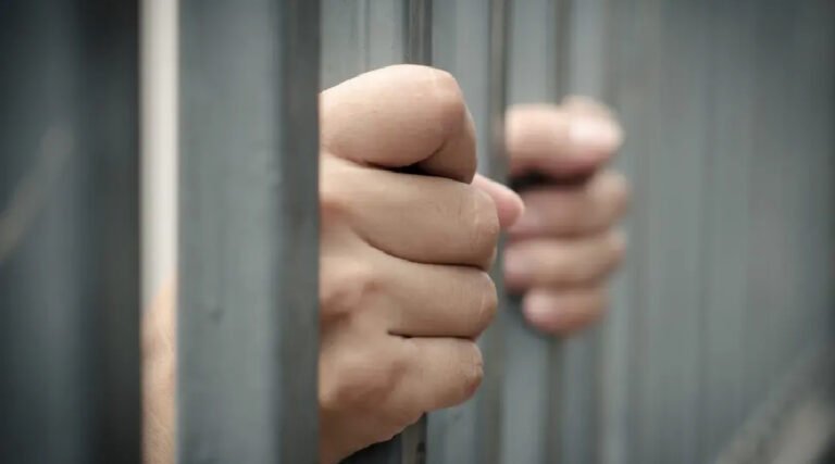 Homem é preso acusado de manter mulher em cárcere privado em hotel