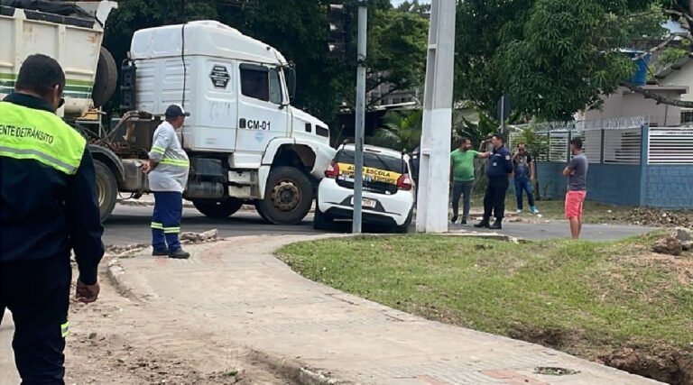 Colisão entre caminhão e carro de autoescola é registrada em Cruzeiro do Sul