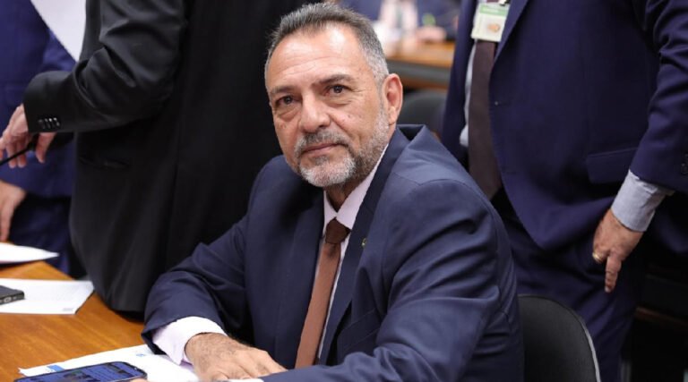 Deputado Zezinho Barbary é autor de projeto que regulamenta profissão de microscopista