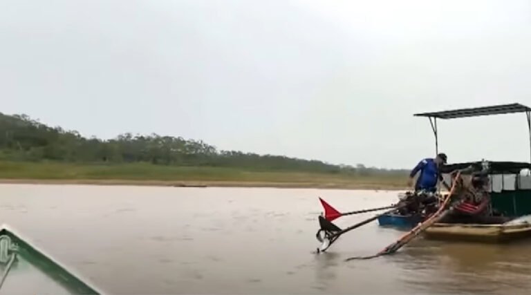 Seca do Juruá e bloqueio de ramal deixam Porto Walter isolado e viagem pode durar até 2 dias de barco