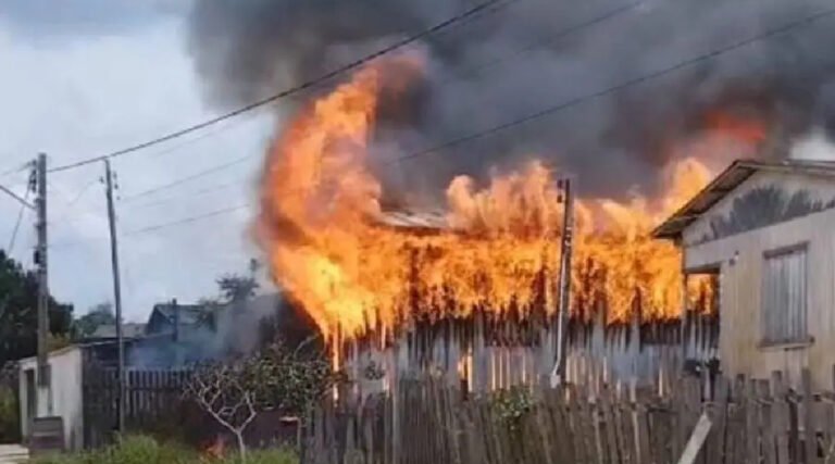 Incêndio se espalha rapidamente e destrói residência no interior do Acre