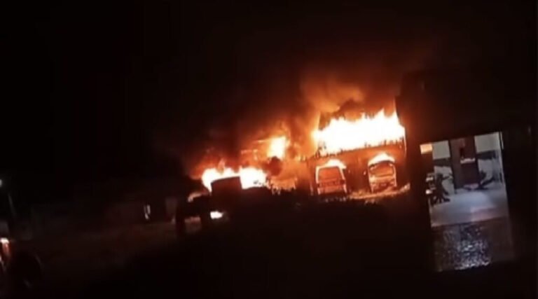 Incêndio criminoso atinge veículos em galpão de Envira, no interior do Amazonas