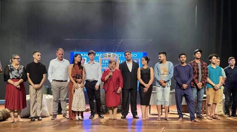 Cruzeiro do Sul celebra legado de Orleir Cameli em lançamento de livro no Teatro dos Nauas