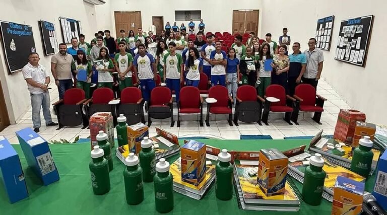 Governo entrega fardamento, tablet e material escolar a estudantes de Cruzeiro do Sul