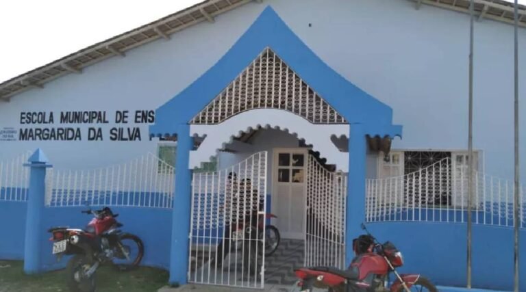 Profissionais da educação em Cruzeiro do Sul mantêm greve por reajuste salarial