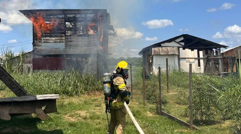 Casa de madeira pega fogo no bairro da Lagoa; ninguém fica ferido