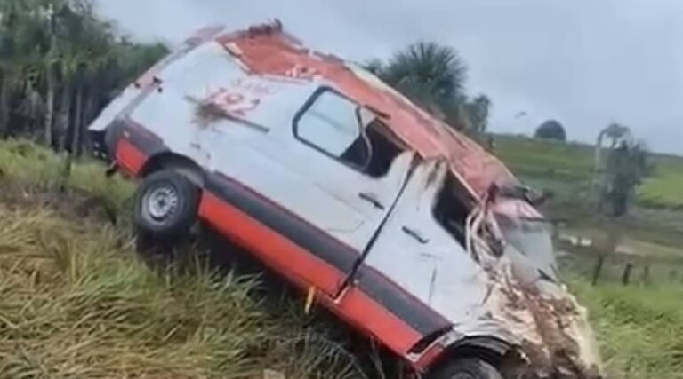 Urgente: Ambulância do Samu capota várias vezes no Ramal 3, em Cruzeiro do Sul