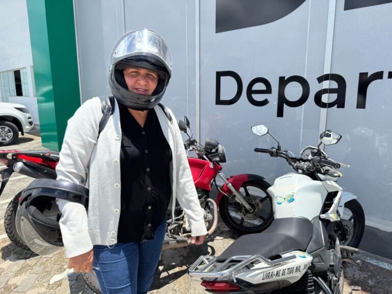 Professora de Cruzeiro do Sul é multada por “empinar moto” em Rio Branco e diz que nunca saiu com o veículo do município: “Estou indignada”