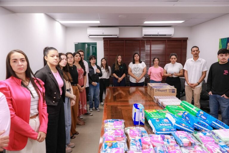 Presidente Nicolau Júnior entrega kits que serão destinados a mulheres atendidas na DEAM