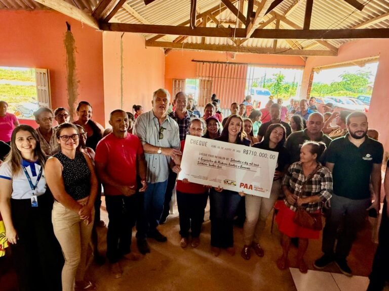 Petecão participa de entrega de R$ 710 mil a cooperativa de mulheres rurais em Bujari