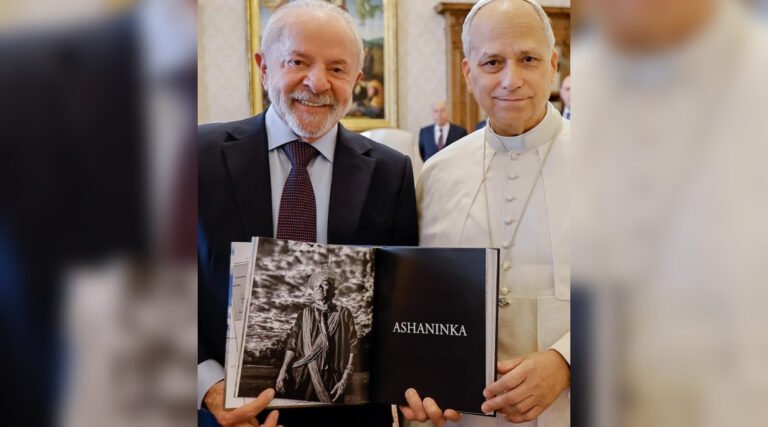 Cacique Acreano Antônio Piyãko é destaque em livro entregue ao Papa durante visita de Lula ao Vaticano